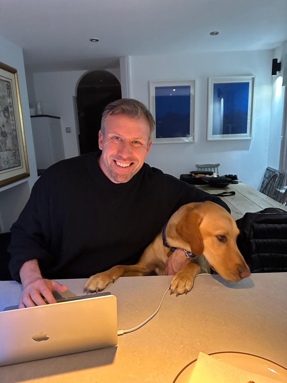 Sweet bonding moment sharing technology, introducing the dog to computers and nurturing digital curiosity from an early age