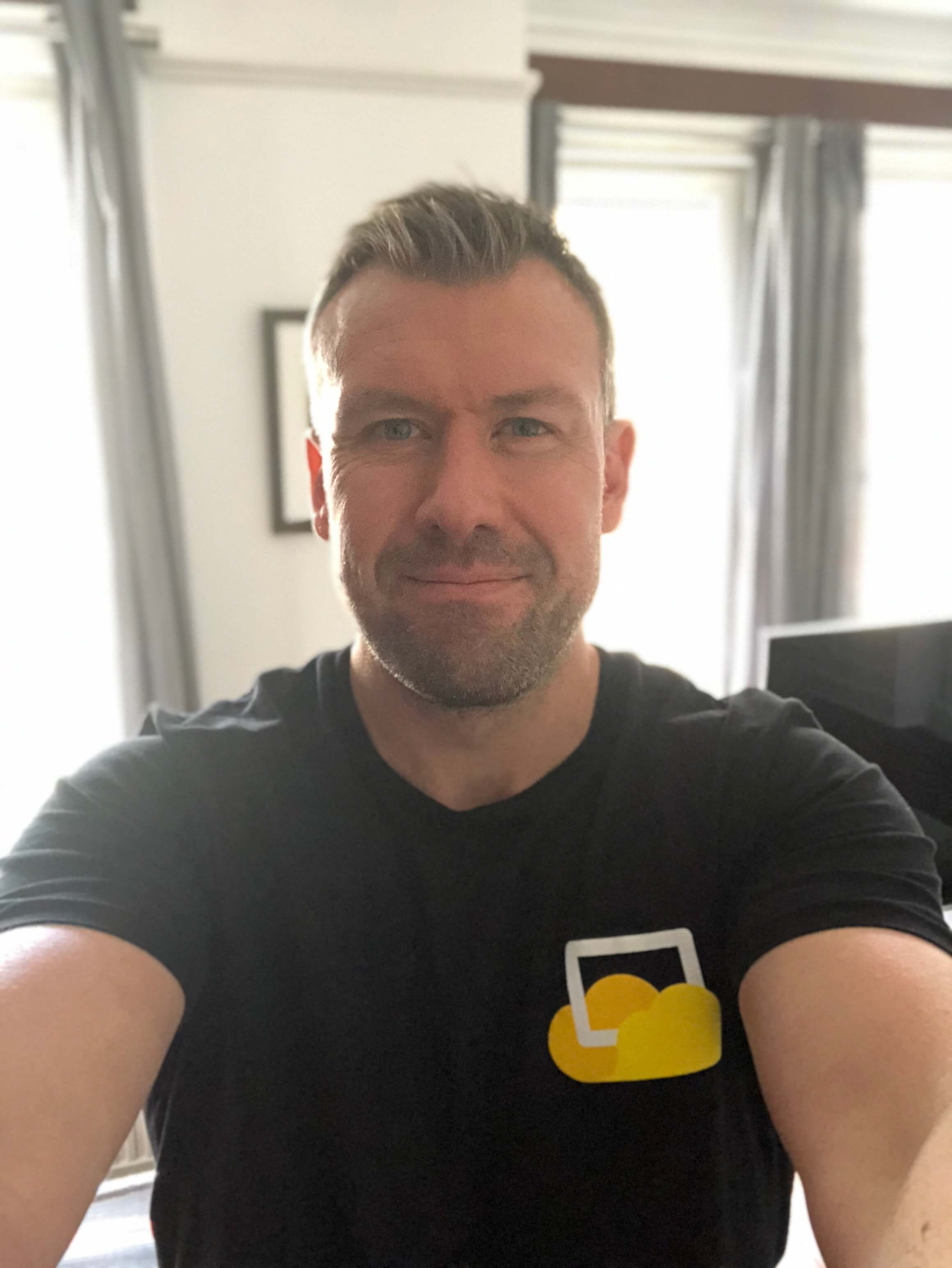 Casual selfie in my ScreenCloud top