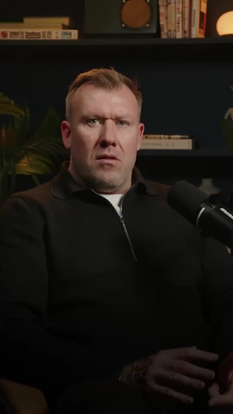 Leveraging Social Reviews on Customer-Facing Screens